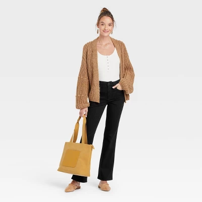 Universal Thread Women's High-Rise Bootcut Jeans - Black 4 Universal Thread Women's High-Rise Bootcut Jeans - Black - Image 2