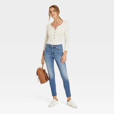 Universal Thread Women's High-Rise Skinny Jeans - Medium Wash 4 Universal Thread Women's High-Rise Skinny Jeans - Medium Wash - Image 2